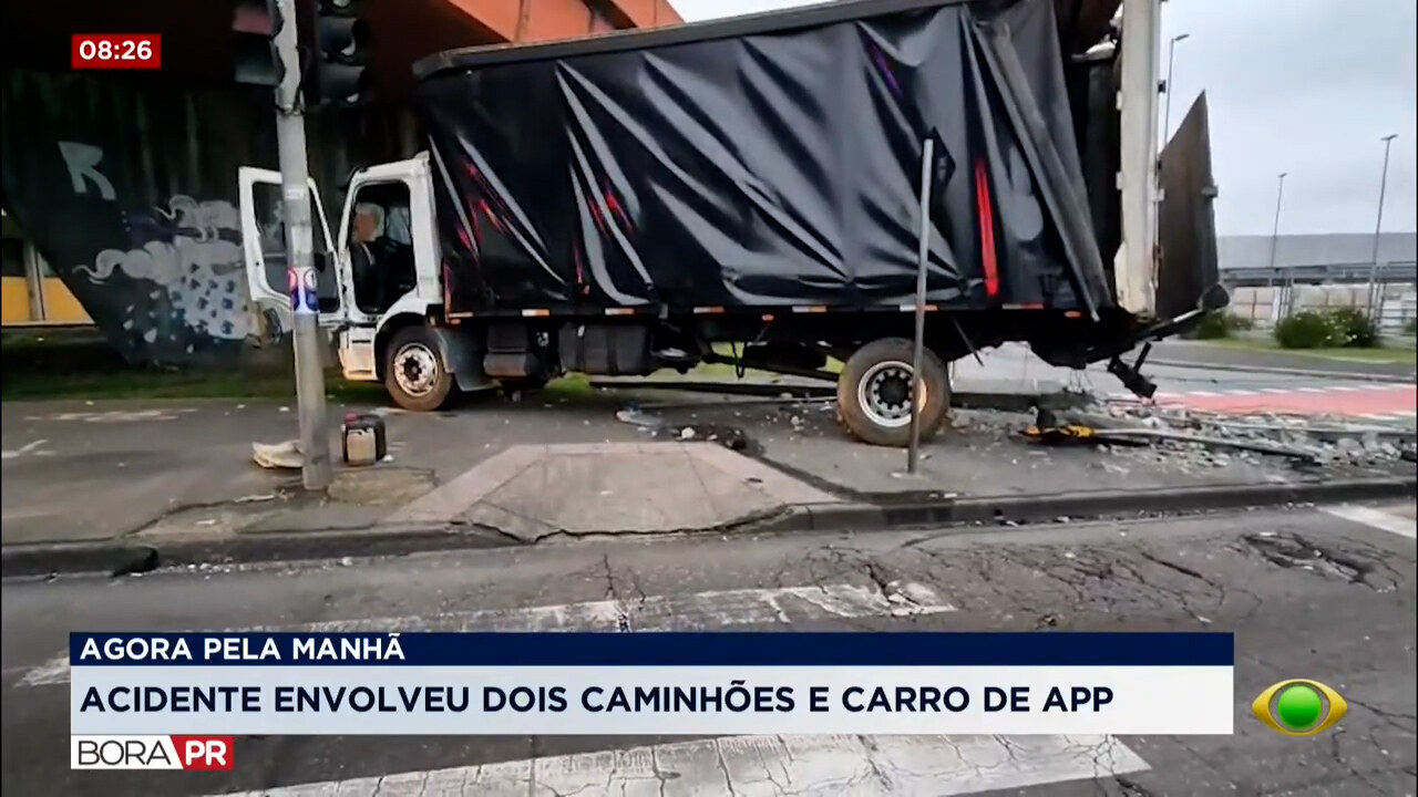 Carreta atinge caminhão e carro parados na Linha Verde, no Hauer