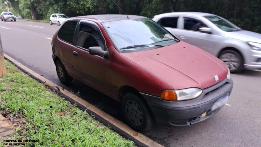 Condutor sem CNH desvia de moto, colide contra carro e atinge poste em Curitiba