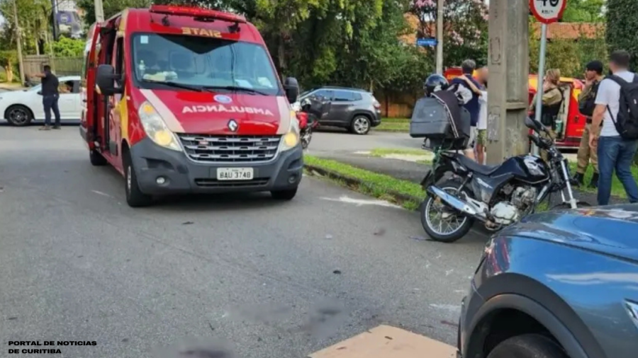 Motociclista e passageiro ficam gravemente feridos em colisão com dois carros no Seminário