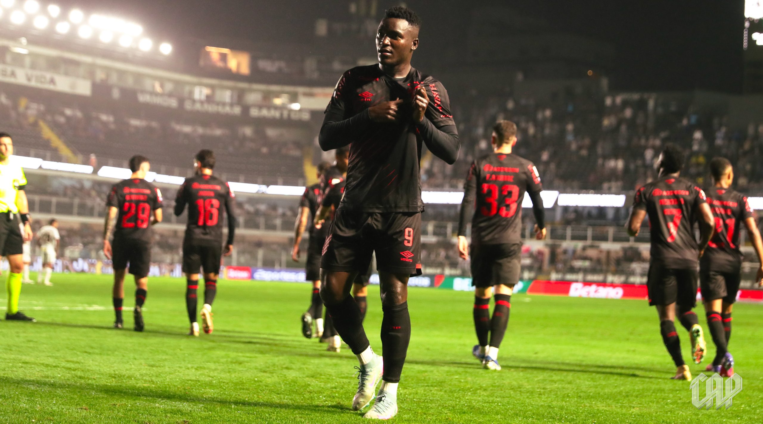 Foto principal: Athletico recebe o Bragantino e Coritiba visita o São Paulo pelo Brasileirão