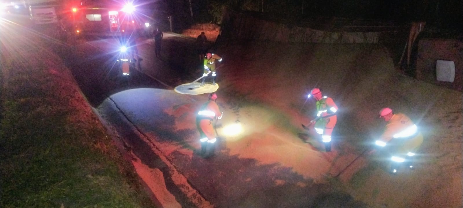 Caminhão carregado de soja tomba na BR-277 e afeta trânsito em Campo Largo