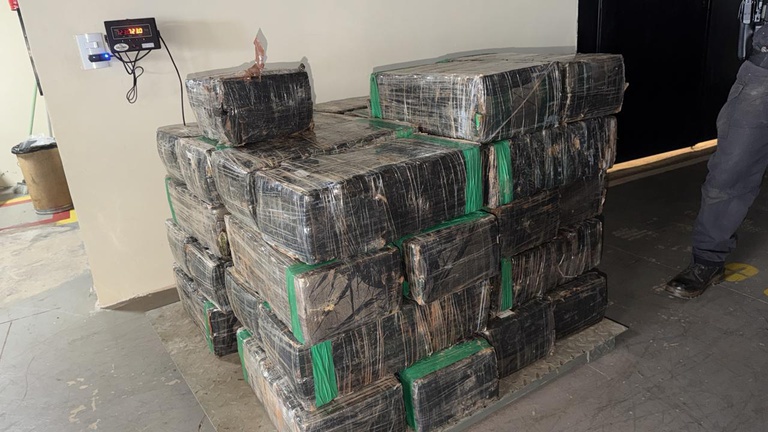 PF, Exército e BPFron apreendem 723 kg de maconha em embarcação no Paraná